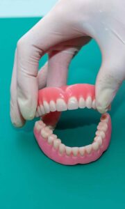 Conoce las prótesis dentales completas Clínica Kranion